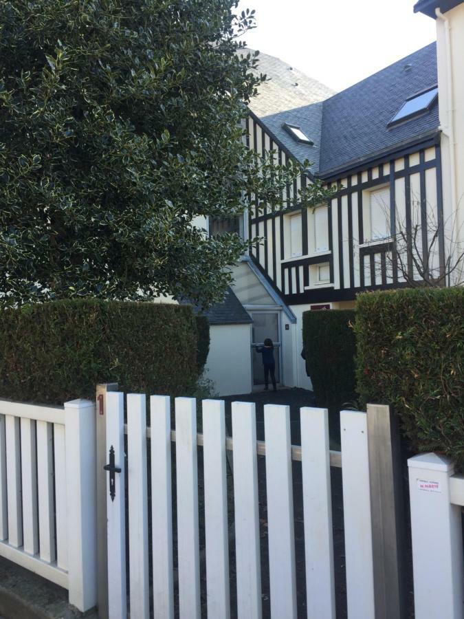 Proche De La Mer 2 Adultes Et 2 Enfants Apartment Houlgate Exterior photo
